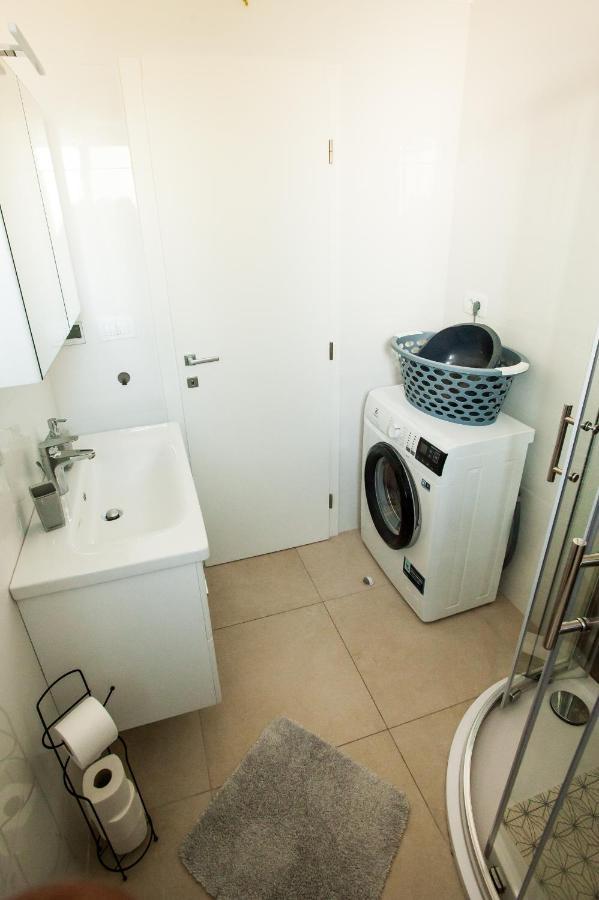 זאדאר Apartment Little Violet - Balcony & Free Parking מראה חיצוני תמונה